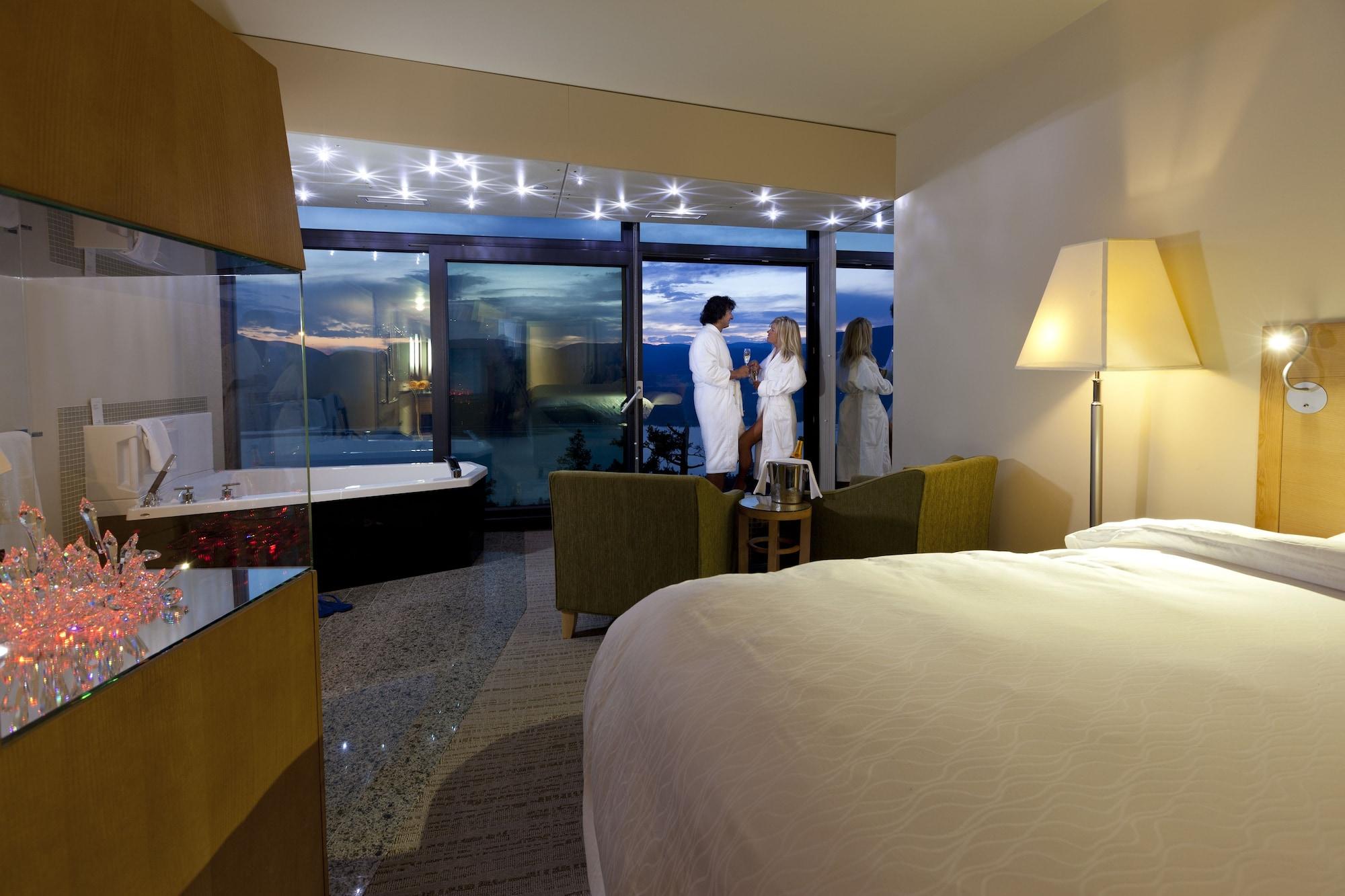 Sparkling Hill Resort And Spa - Adults-Only Resort Vernon Esterno foto