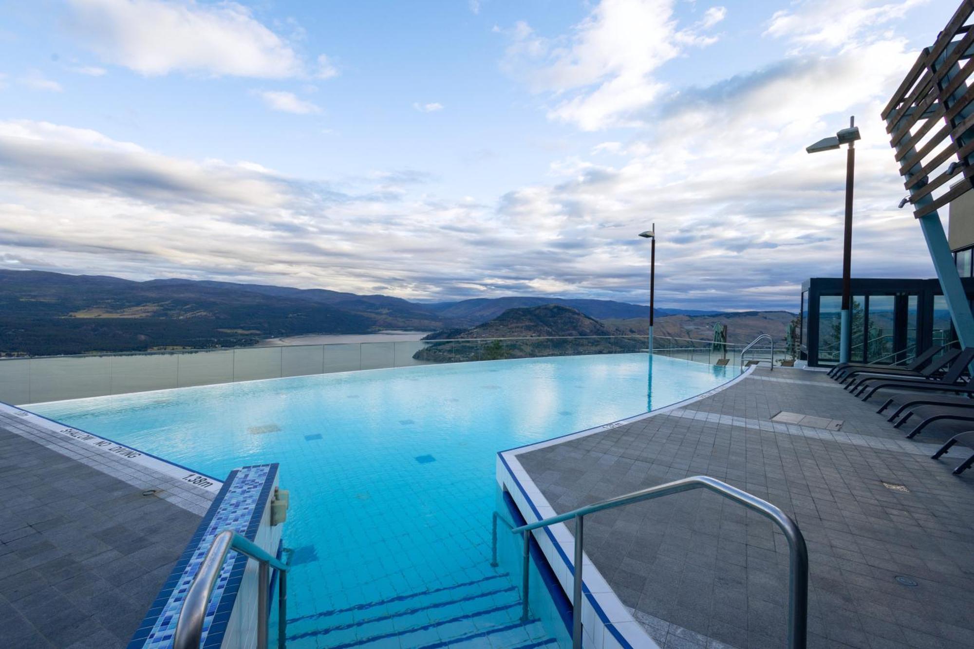 Sparkling Hill Resort And Spa - Adults-Only Resort Vernon Esterno foto